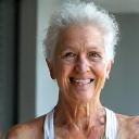 María Elena R., sonriendo, en un entorno de gimnasio luminoso.